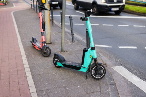 Miasta likwidują elektryczne hulajnogi. Powodem kaski i łamanie prawa