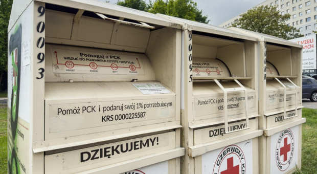 Zbiórka odzieży w kryzysie. Nowe pojemniki i worki na tekstylia nie rozwiązują problemu