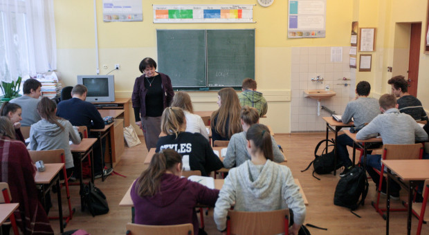 Wynagrodzenie za godziny ponadwymiarowe nauczycieli wciąż można podważyć. W poprawce są luki