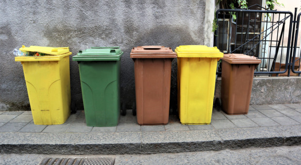 Segregacja miała obniżyć koszty, a rachunki rosną. Część firm zarabia na tym kokosy