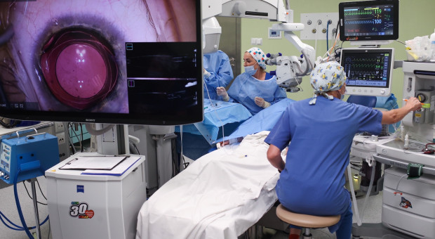 Te oszczędności zagrażają pacjentom. "Znowu będziemy jeździć na operacje zaćmy do Czech"