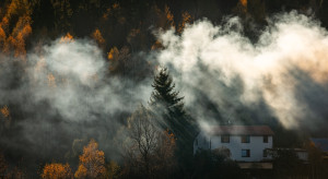 Śmieszne mandaty i pozorowane kontrole. Wygląda na to, że można palić nawet śmieciami