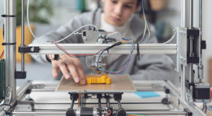 Sztuczna inteligencja trafi do tysięcy polskich szkół. Placówki dostaną sprzęt za 1,8 mld zł