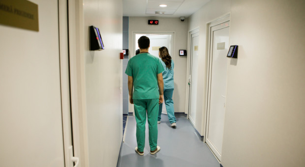 Płace rozsadzają budżety szpitali. "Wkrótce pielęgniarka zarobi więcej niż prezydent miasta"