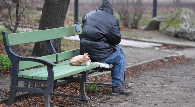 Bezdomni odsyłani z kwitkiem nawet w mróz. W gminach kwitnie spychologia, bo prawo na to pozwala
