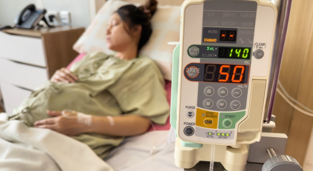 Ekspert ostro o rewolucji w organizacji porodów. "Przypomina sowiecką szkołę przetrwania"