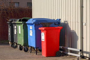 11 kolorów w segregacji śmieci. Nowe symbole na opakowaniu i pojemnikach na odpady
