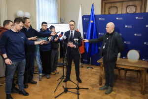 Koniec zwlekania z tunelem. Po latach przestoju tarcza pod miastem znów zaczyna drążyć
