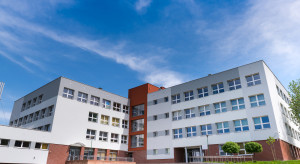 MEN nie rozstrzyga, czy dorabianie przez szkoły jest legalne. Brakuje jasnych przepisów