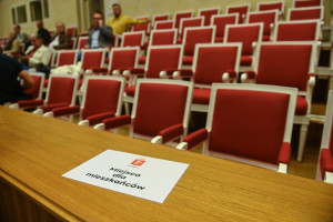 Posiedzenia komisji rad gminy muszą być jawne. Transmituje je zaledwie 2 proc. gmin