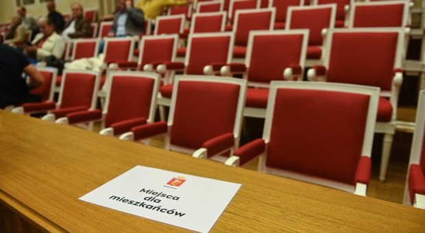 Posiedzenia komisji rad gminy muszą być jawne. Transmituje je zaledwie 2 proc. gmin