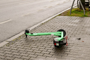 Hulajnogi z nowymi zasadami. Nie wszędzie można będzie wjechać i ją zostawić