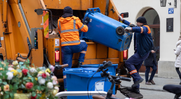 Kwoty idą w miliardy. Gminy płacą coraz więcej za odbiór odpadów, choć to rachunki mieszkańców