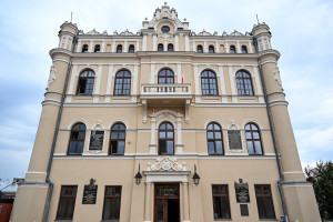 System doprowadził do absurdu. Kluczowi urzędnicy zarabiają mniej niż ich podwładni