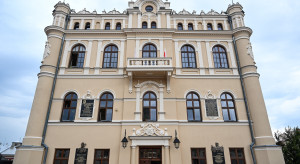 System doprowadził do absurdu. Kluczowi urzędnicy zarabiają mniej niż ich podwładni