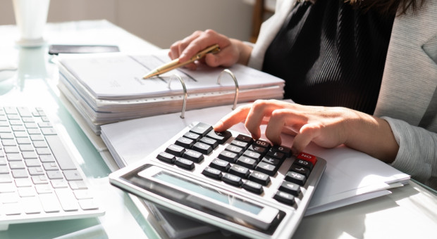 Urzędnik otworzy własną działalność gospodarczą. Teraz ma firmę na żonę lub męża