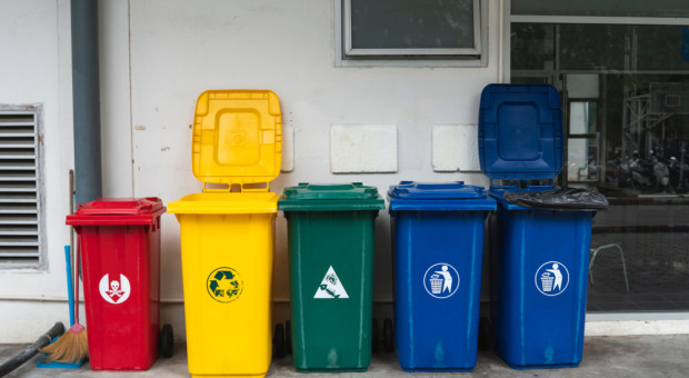 Białe, czerwone, pomarańczowe. Kolory pojemników na odpady wymykają się spod kontroli