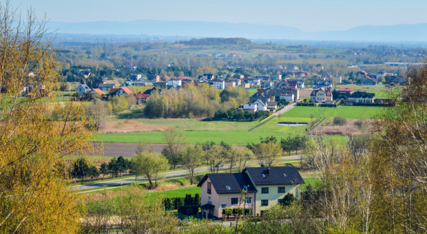 Działki tracą na wartości. Mieszkańcy żądają od miast milionowych odszkodowań