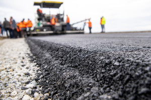 Samorządom brakuje pieniędzy na drogi. Odkładają remonty na kolejne lata