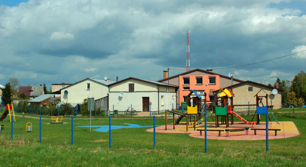 Małe szkoły tańsze w utrzymaniu po nowelizacji. Samorządy: to nie rozwiąże luki. O finansowaniu oświaty na EEC 2026