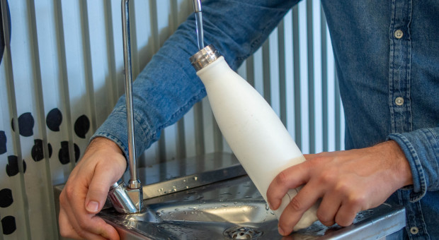 Kto zapłaci za darmową wodę? Ustawa regulująca jej jakość znów trafia na biurko prezydenta