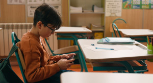 Bezwzględny zakaz telefonów w szkołach. Jest propozycja jego rozszerzenia