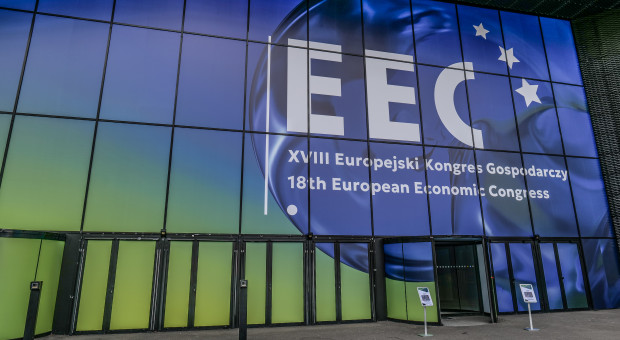 Pieniądze potrzebne są samorządom i nauczycielom. O systemie finansowania oświaty na EEC 2026