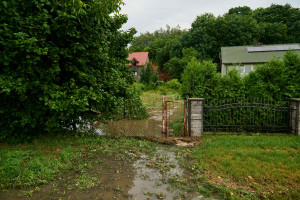 Spór z sąsiadem o zalaną działkę. Gmina nakaże rozbiórkę
