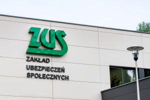 1978,49 zł dla wszystkich emerytów. ZUS wysyła już koperty