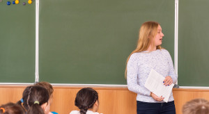 Każdy nauczyciel dostanie 2590 zł na wakacje. Musi spełnić tylko dwa warunki