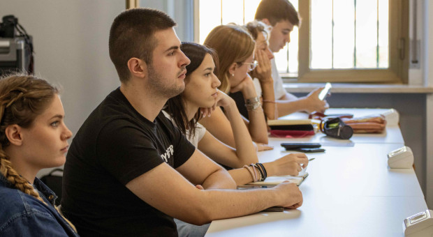Ośmioro uczniów w klasie. Minimalna liczba wpłynie na finanse i jakość edukacji