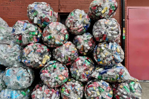 System kaucyjny dojedzie do domu. Zabiorą dwa worki z puszkami i butelkami