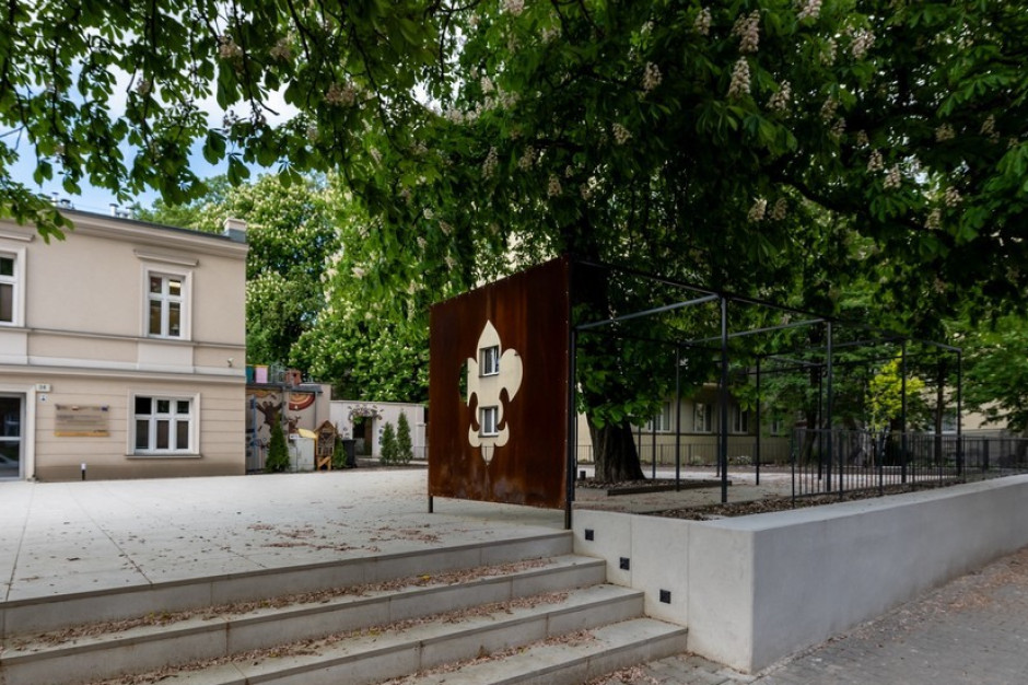 Nowa przestrzeń wokół historycznego budynku. Harcerze zorganizują apel