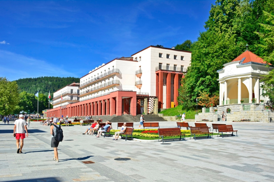 NFZ czy ZUS? Różnice w sanatorium: koszty, urlop, L4 i długość pobytu