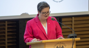 Szkoły będą uczyć przyszywania guzików i wbijania gwoździ. MEN da pieniądze na pracownie