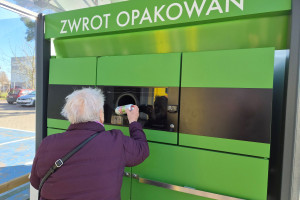 System kaucyjny wychodzi do ludzi. Recyklomaty na ulicach i zwroty na kartę