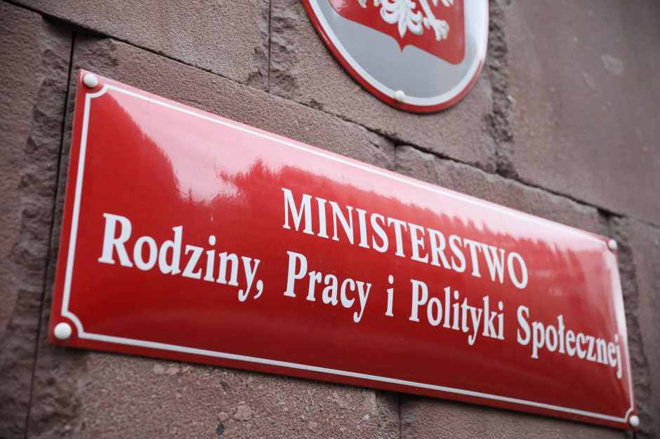 Więcej osób dostanie miesięcznie 2700 zł. Ministerstwo pracuje nad zmianą przepisów
