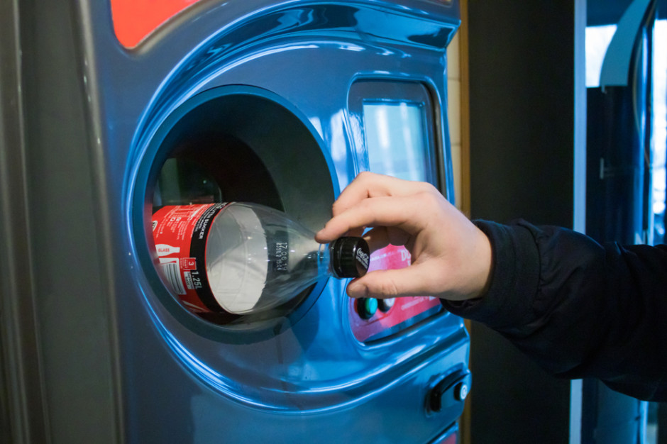 Koniec wrzucania sztuka po sztuce. System kaucyjny przyjmie całe worki