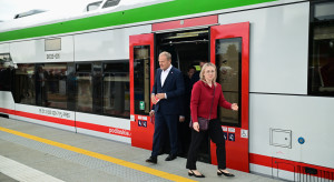 Po 33 latach pociągi wróciły do miasta. Z jednego z pierwszych wagonów wysiadł Donald Tusk