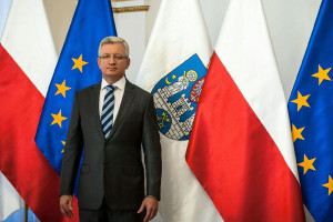 Prezydent miasta zaatakowany tortem. Awantura na sesji rady