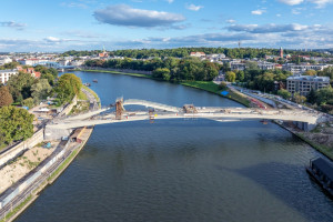 130 metrów nowej architektury nad Wisłą. Futurystyczna kładka na finiszu