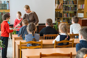 Dodatek stażowy dla nauczycieli nie tylko za pracę w oświacie. Pieniądze muszą się znaleźć
