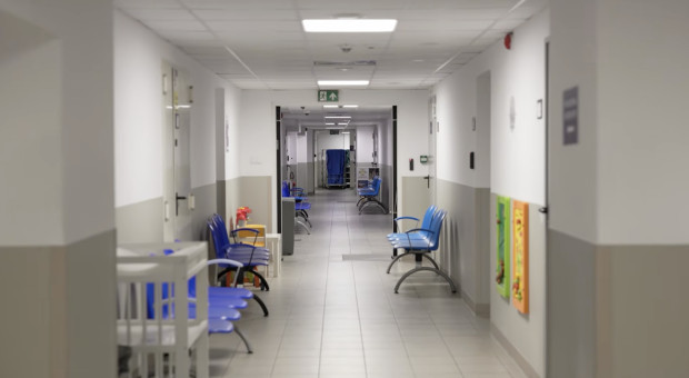 Salowy zarabia więcej niż nauczyciel. Kolejne podwyżki mogą pogrążyć szpitale powiatowe