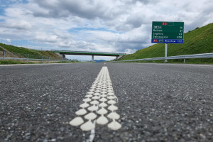 Ekspresówka już nie kończy się w szczerym polu. Asfaltują stykowy odcinek