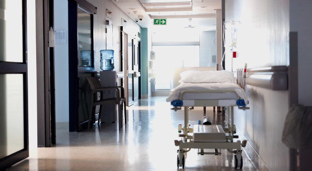 Rewolucja na rynku pracy. "Bez jasnej wykładni przepisów kontrole PIP zarżną część szpitali"