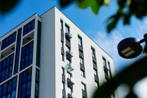 Dostał 10 tys. zł emerytury i dożywotnie mieszkanie. Lokal miał należeć do Caritasu
