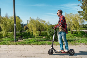 22 ofiary i tysiące wypadków. Miasta chcą ostrzejszych przepisów dla e-hulajnóg