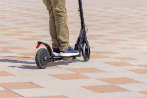 Rząd zaostrzy przepisy dla e-hulajnóg i rowerów elektrycznych