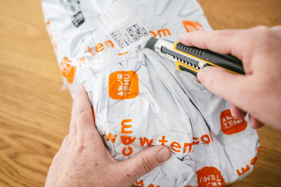 Cło 3 euro na paczki z Chin już obowiązuje. Poczta Polska ostrzega przed oszustami Do paczek z Chin dopłacimy 3 euro, a będzie jeszcze drożej. Poczta już ostrzega