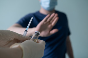 Fałszywe informacje uderzają w szczepienia. Nowy raport pokazuje skalę problemu